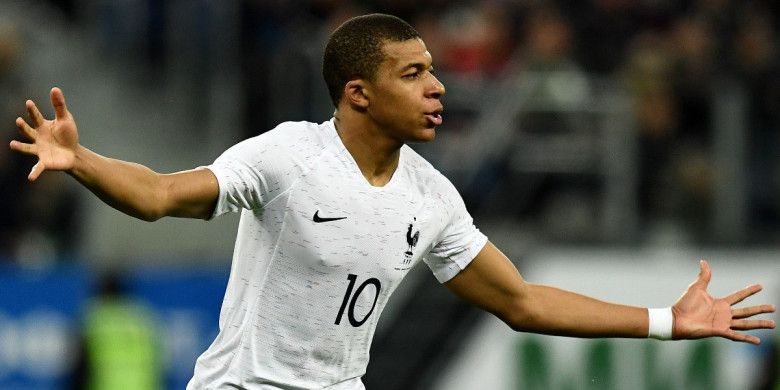 Penyerang timnas Perancis, Kylian Mbappe, melakukan selebrasi setelah mencetak gol ke gawang Rusia pada laga yang berlangsung di Stadion Saint-Petersburg, Selasa (27/3/2018) malam WIB.