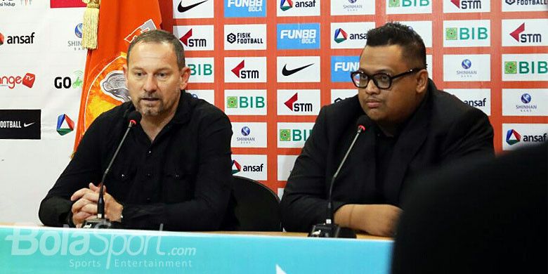 Presiden klub Borneo FC, Nabil Husein (kanan), saat memperkenalkan Dejan Antonic (kiri) sebagai pelatih baru di Samarinda, Rabu (28/3/2018). 