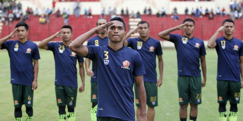 Para pemain PS Tira memberikan hormat saat launching tim untuk musim 2018 di Stadion Sultan Agung, Kabupaten Bantul, Minggu (18/3/2018) sore.
