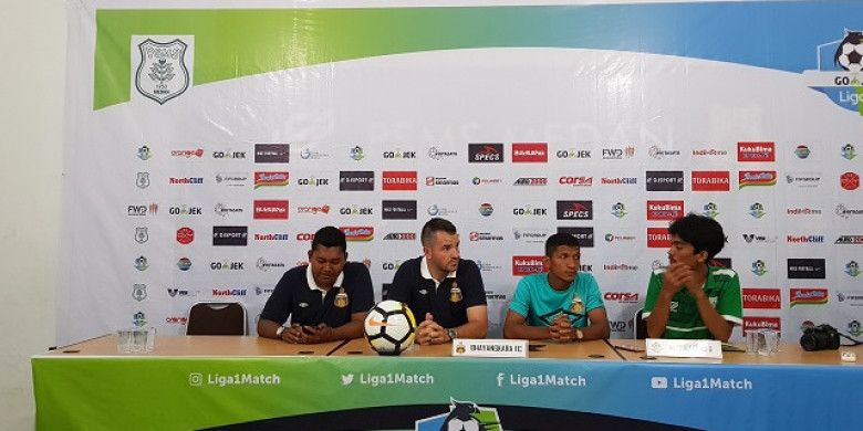 Pelatih dan pemain Bhayangkara FC, Simon McMenemy (dua dari kiri) dan T.M Ichsan (tiga dari kiri) pada konferensi pers sebelum laga kontra tuan rumah PSMS Medan, Jumat (30/3/2018).
