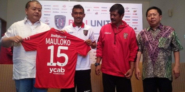 Pemain Bali United, Yulius Mauloko memegang jersey timnya dengan CEO Yabes Tanuri dan disaksikan pelatih Indra Sjafri serta pemilik klub Pieter Tanuri usai tanda tangan kontrak baru di Legian, Bali, Jumat (19/2/2016).
