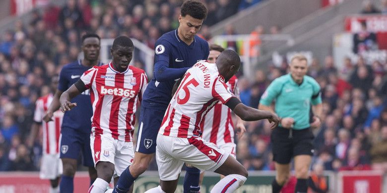 Bek Stoke City, Bruno Martins Indi (kanan), berduel dengan gelandang Tottenham Hotspur, Dele Alli (tengah), dalam laga Liga Inggris 2017-2018 di Stadion Bet365, Stoke-on-Trent, Inggris, pada Sabtu (7/4/2018).
