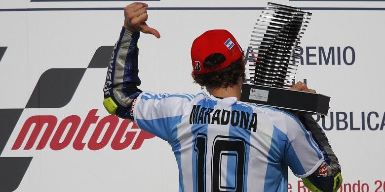 Valentino Rossi mengenakan Jersey Maradona usai menang GP Argentina tahun 2015.
