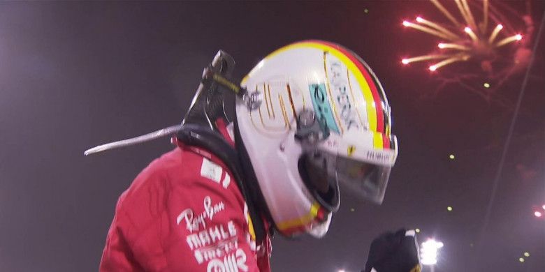 Pebalap Ferrari, Sebastian Vettel, merayakan kemenangannya pada seri balap F1 GP Bahrain di Sirkuit Sakhir, Bahrain, Minggu (8/4/2018).
