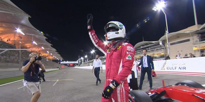 Pebalap Ferrari, Sebastian Vettel, mencetak waktu lap tercepat pada sesi kualifikasi GP Bahrain di Sirkuit Sakhir, Bahrain, Sabtu (7/4/2018).
