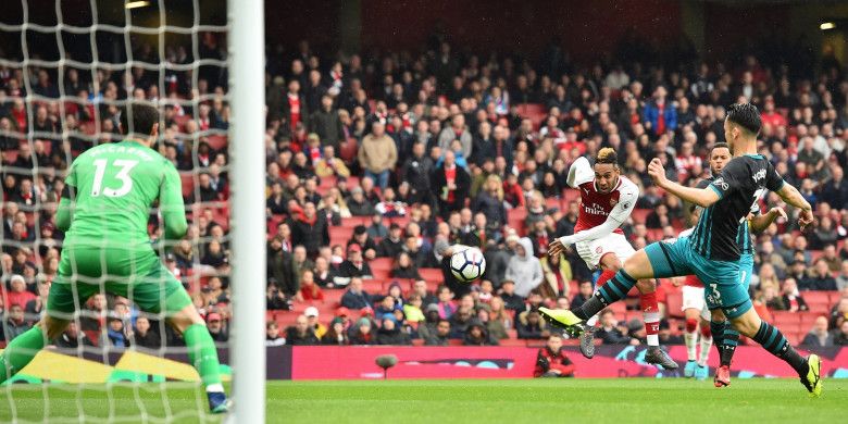 Striker Arsenal, Pierre-Emerick Aubameyang, melakukan upaya tembakan dalam laga melawan Southampton, Minggu (8/4/2018) di Stadion Emirates, London.
