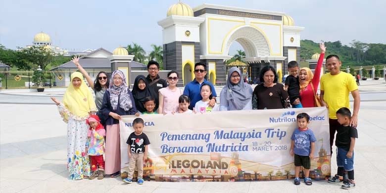 Para pemenang program belanja berhadiah utama trip ke Legoland Malaysia beserta perwakilan dari Nutricia Sarihusada berfoto bersama.