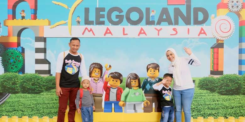 Salah satu keluarga pemenang program belanja berhadiah utama trip ke Legoland Malaysia berfoto di pintu masuk utama, pada Senin (19/3/2018) lalu.