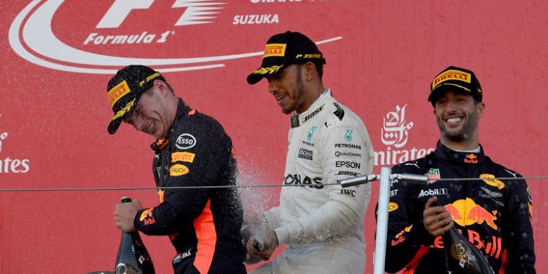 Pebalap Mercedes, Lewis Hamilton (tengah), merayakan kemenangan GP Jepang bersama dua pebalap Red Bull Racing, Max Verstappen (kiri) dan Daniel Ricciardo, di Sirkuit Suzuka, Minggu (8/10/2017).
