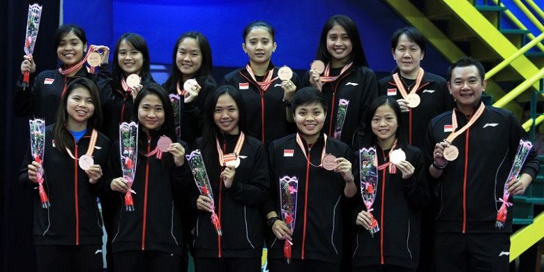 Tim bulu tangkis putri Indonesia berpose di podium sebagai semifinalis Kejuaraan Beregu Asia 2018 di Stadium Sultan Abdul Halim, Alor Setar, Kedah, Malaysia, Minggu (11/2/2018).