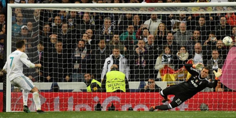Tembakan penalti Cristiano Ronaldo yang melesat masuk gawang Juventus untuk membawa Real Madrid lolos ke semifinal Liga Champions setelah partai di Santiago Bernabeu, Madrid, 11 April 2018.
