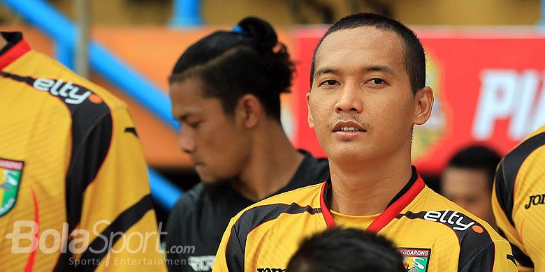 Gelandang Mitra Kukar, Anindito Wahyu, bersiap memasuki lapangan menjelang laga melawan PSIS Semarang pada lanjutan babak penyisihan Grup A Piala Gubernur Kaltim 2018 di Stadion Segiri Samarinda, Kalimantan Timur, Minggu (25/02/2018) sore.