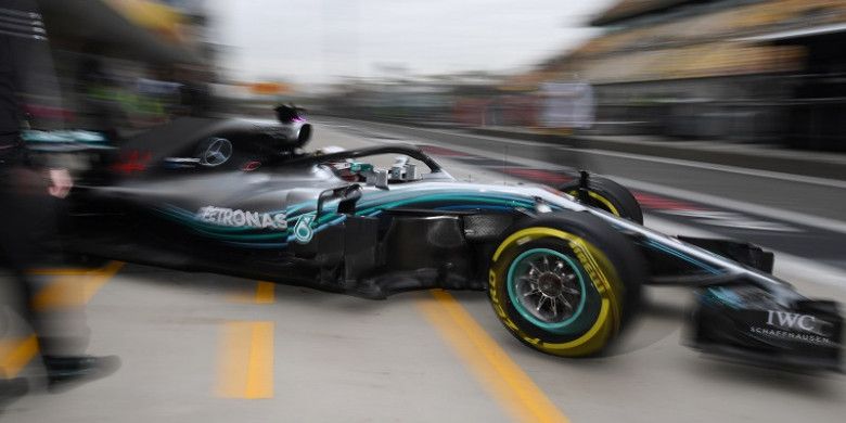 Pebalap Mercedes, Lewis Hamilton, keluar dari pit lane saat menjalani sesi latihan bebas hari pertama GP China di Sirkuit Internasional Shanghai, Jumat (13/4/2018).
