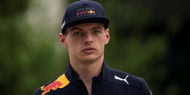 Pebalap Red Bull Racing, Max Verstappen, berjalan di area paddock jelang seri balap ketiga Formula 1 (F1) musim ini, GP China, di Sirkuit Internasional Shanghai, Kamis (12/4/2018).
