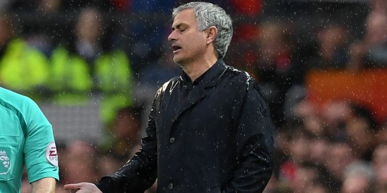 Ekspresi manajer Manchester United, Jose Mourinho, dalam pertandingan Liga Inggris 2017-2018 menghadapi West Bomwich Albion di Stadion Old Trafford, Manchester, Inggris, pada Minggu (15/4/2018).
