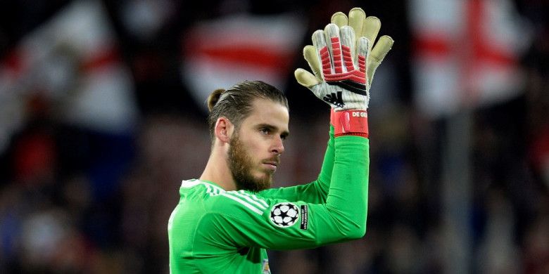 Kiper Manchester United, David De Gea, bertepuk tangan seusai laga leg pertama babak 16 besar Liga Champions kontra Sevilla di Stadion Ramon Sanchez Pizjuan, Sevilla, Spanyol, pada 21 Februari 2018.
