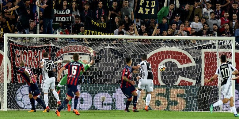 Kiper Crotone, Alex Cordaz (ketiga dari kiri), tak mampu menepis sundulan bek Juventus, Alex Sandro, dalam laga Liga Italia di Stadion Ezio Scida, Crotone pada 18 April 2018.
