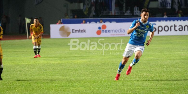 Aksi penyerang Persib asal Argentina, Jonathan Bauman saat timnya menjamu Mitra Kukar pada pekan ketiga Liga 1 2018 di Stadion GBLA, Kota Bandung, 8 Maret 2018. 