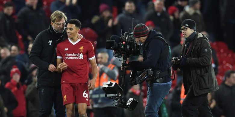 Manajer Liverpool FC, Juergen Klopp (kiri), berbincang dengan Trent Alexander-Arnold seusai laga Liga Inggris kontra Swansea City di Stadion Anfield, Liverpool, pada 26 Desember 2017.