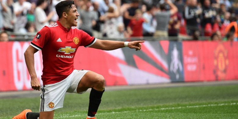 Pemain Manchester United, Alexis Sanchez, melakukan selebrasi setelah mencetak gol ke gawang Tottenham Hotspur pada laga semifinal Piala FA di Stadion Wembley, Sabtu (21/4/2018) waktu setempat.