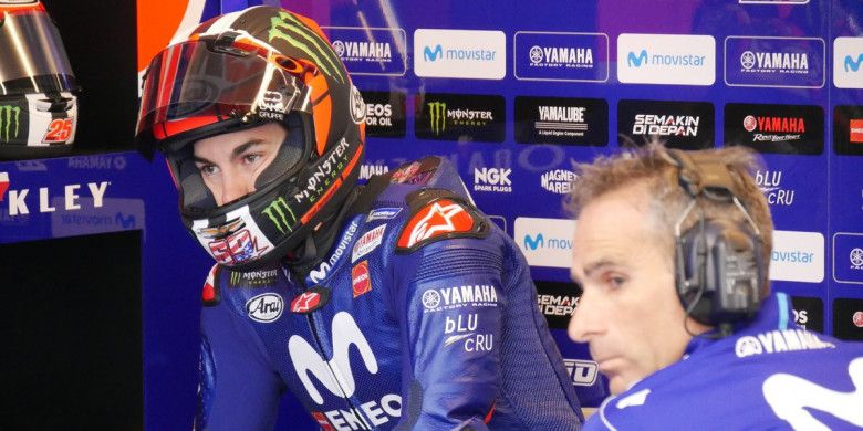 Maverick Vinales (kiri) saat bersiap jelang beraksi pada sesi latihan bebas MotoGP Americas 2018 yang berlangsung, Jumat (20/4/2018).