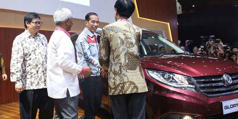 Presiden Joko Widodo saat melihat langsung GLORY 580 di Indonesia International Motor Show 2018 di JIExpo