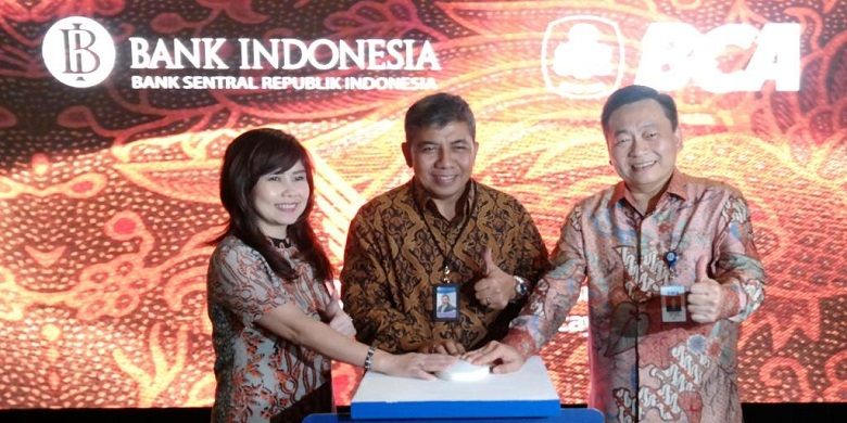 Direktur PT Bank Central Asia Tbk (BCA) Santoso (kanan), Direktur BCA Lianawaty Suwono (kiri), dan Direktur Eksekutif Departemen Elektronifikasi dan Gerbang Pembayaran Nasional (GPN) Bank Indonesia (BI) Pungky P Wibowo (tengah) saat peluncuran kartu Paspor BCA GPN di Jakarta, Senin (16/04). 