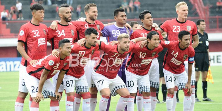 Skuat Bali United berpose sebelum melawan Thanh Hoa FC di Stadion Kapten I Wayan Dipta, Gianyar Bali, Rabu (7/3/2018) sore WIB.
