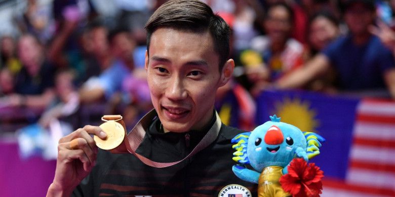 Pebulu tangkis tunggal putra Malaysia, Lee Chong Wei, berpose dengan medali emas yang dia raih dari kategori perorangan Commonwealth Games 2018 seusai mengalahkan Kidambi Srikanth, 19-21, 21-14, 21-14, pada laga final di Carrara Sports and Leisure Centre, Gold Coast, Australia, Minggu (15/4/2018).