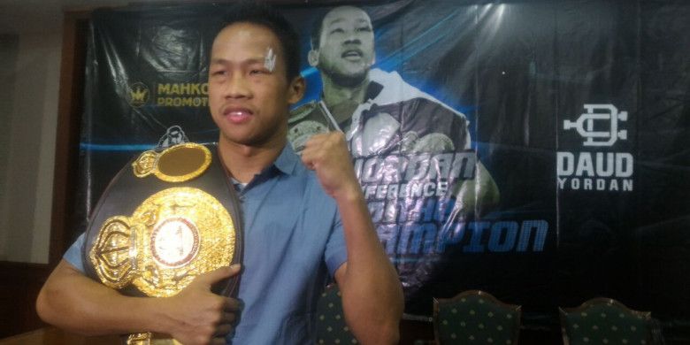 Petinju kelas ringan Indonesia, Daud Yordan, berpose dengan sabuk juara WBA Asia dalam jumpa pers di Hotel Bidakara, Jakarta Selatan, Rabu (25/4/2018).