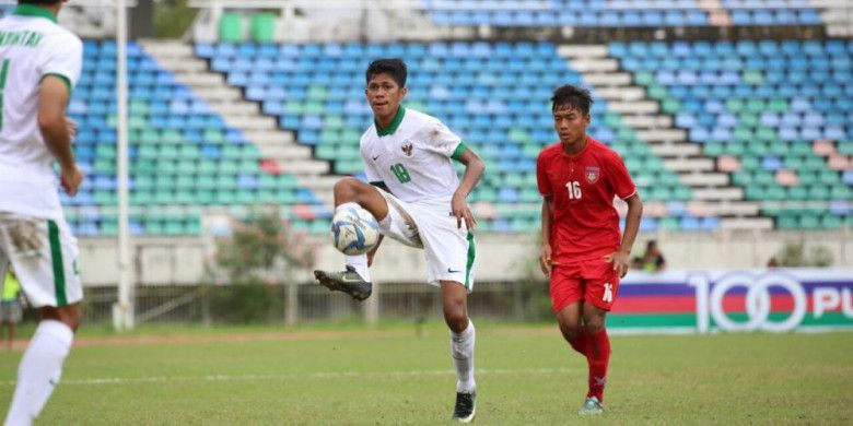 Penyerang timnas U-19 Indonesia, Hanis Saghara Putra, beraksi pada laga kontra Myanmar di perebutan peringkat ketiga Piala AFF U-18 di Thuwunna Stadium, Yangon, Myanmar, Minggu (17/9/2017).
