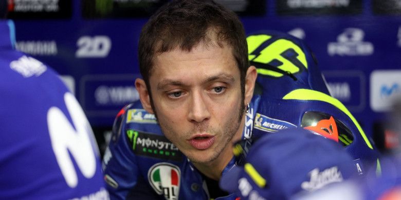 Pebalap Movistar Yamaha, Valentino Rossi, berada di garasi setelah menjalani sesi kualifikasi GP Qatar yang berlangsung di Sirkut Internasional, Losail, Sabtu (17/3/2018).
