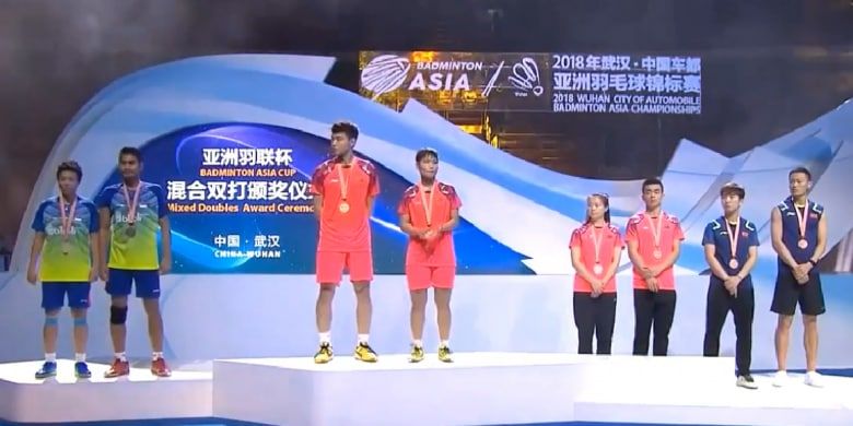 Podium jawara Kejuaraan Asia 2018 sektor ganda campuran, Tontowi Ahmad/Liliyana Natsir sebagai runer-up (kiri) dan Wang Yilyu/Huang Dongping juara (tengah) pada Minggu (29/4/2018) di Wuhan, China.