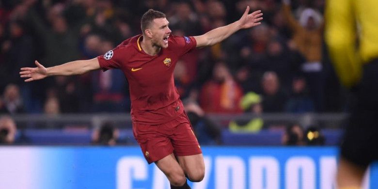 Striker AS Roma Edin Dzeko merayakan gol ke gawang Shakhtar Donetsk dalam partai Liga Champions di Stadion Olimpico, Roma, 13 Maret 2018.