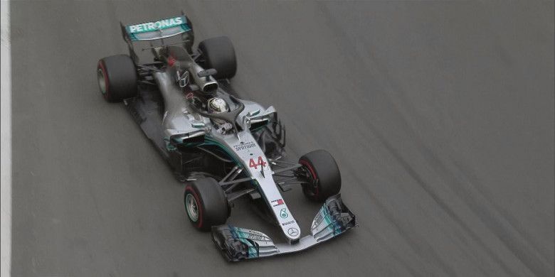 Aksi Lewis Hamilton (Mercedes) saat mengikuti sesi balapan F1 GP Azerbaijan 2018 yang berlangsung Minggu (29/4/2018).
