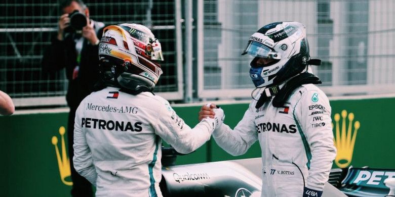 Pebalap Mercedes, Lewis Hamilton (kiri), berjabat tangan dengan rekan setimnya, Valtteri Bottas, setelah kualifikasi GP Azerbaijan di Sirkuit Baku City, Azerbaijan (28/4/2018).