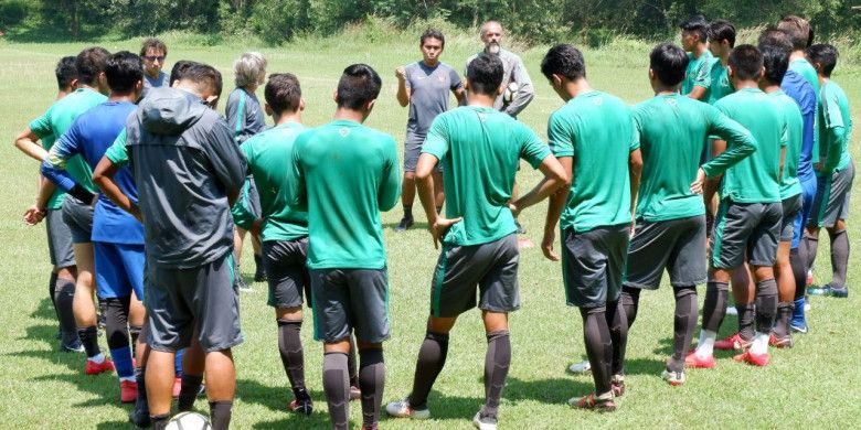 Asisten pelatih timnas Indonesia, Bima Sakti, memberikan instruksi pada latihan tim di Lapangan Jagorawi Golf & Country Club, Selasa (1/5/2018).