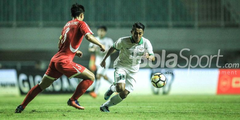 Pemain timnas U-23 Indonesia, Febri Hariyadi, beraksi pada laga PSSI Anniversary Cup 2018 kontra timnas u-23 Korea Utara di Stadion Pakansari, Bogor, pada 30 April 2018.