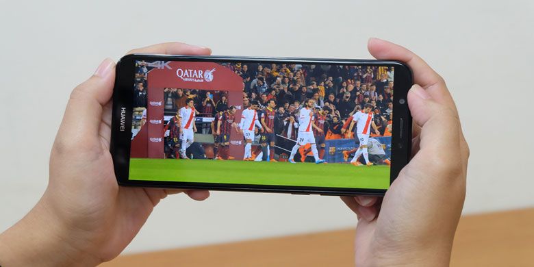 Fitur FullView Display Huawei Nova 2 Lite mampu menampilkan video HD dengan warna yang tajam.