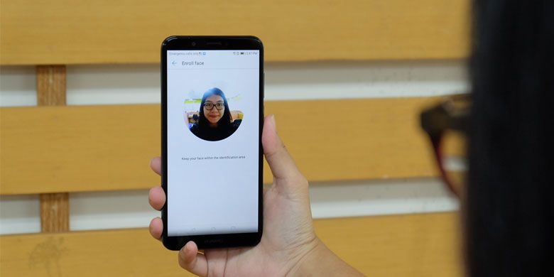 Pengguna mendaftarkan wajah sebagai sandi untuk membuka layar. Fitur Face Unlock pada Huawei Nova 2 Lite bekerja dengan akurat dan cepat.