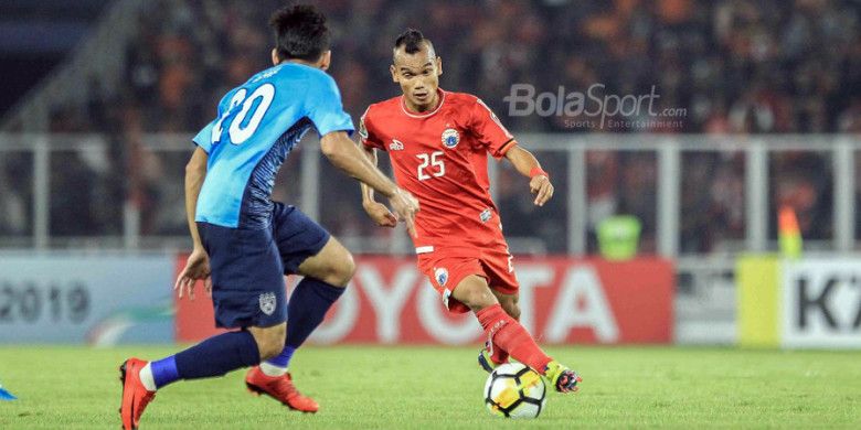 Aksi gelandang Persija Jakarta, Riko Simanjuntak, gol dalam pertandingan kelima Grup H Piala AFC 2018 melawan Johor Darul Takzim di Stadion Utama Gelora Bung Karno, Selasa (10/4/2018).
