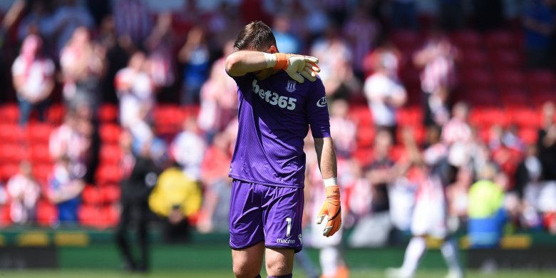 Kiper Stoke City, Jack Butland, meninggalkan lapangan sambil menangis setelah gagal menyelamatkan klubnya dari degradasi usai kalah 1-2 dari Crystal Palace, Sabtu (5/5/2018) di Bet365 Stadium.