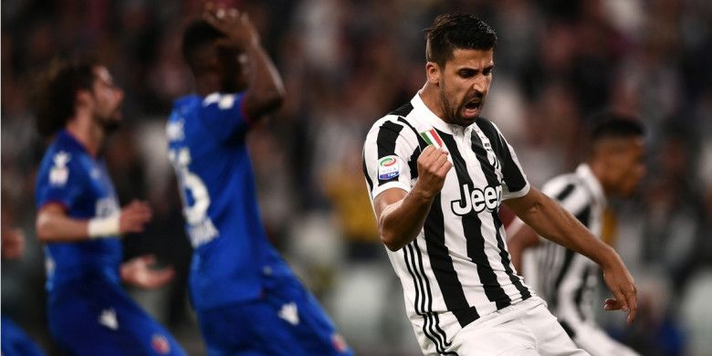 Gelandang Juventus, Sami Khedira, melakukan selebrasi setelah mencetak gol ke gawang Bologna pada laga lanjutan Liga Italia di Allianz Stadium, Sabtu (5/5/2018) waktu setempat.