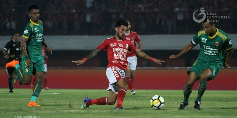Pemain Sriwijaya FC, Hamka Hamzah, sedang berusaha merebut bola dari pemain Bali United, Stefano Lilipaly, pada pertandingan pekan ketujuh Liga 1 di Stadion I Wayan Dipta (5/5/2018)