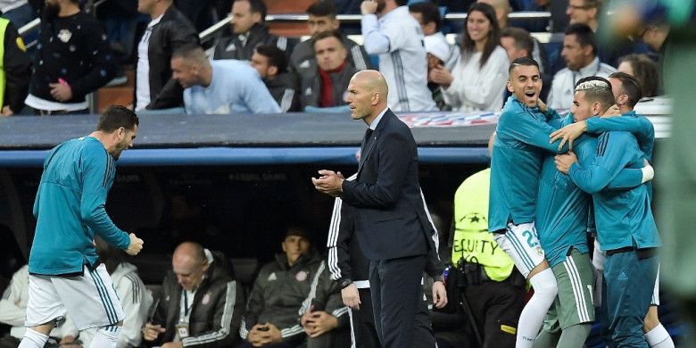 Pelatih Real Madrid, Zinedine Zidane (tengah), merayakan gol yang dicetak timnya dalam laga leg kedua semifinal Liga Champions kontra Bayern Muenchen di Stadion Santiago Bernabeu, Madrid, Spanyol pada 1 Mei 2018.