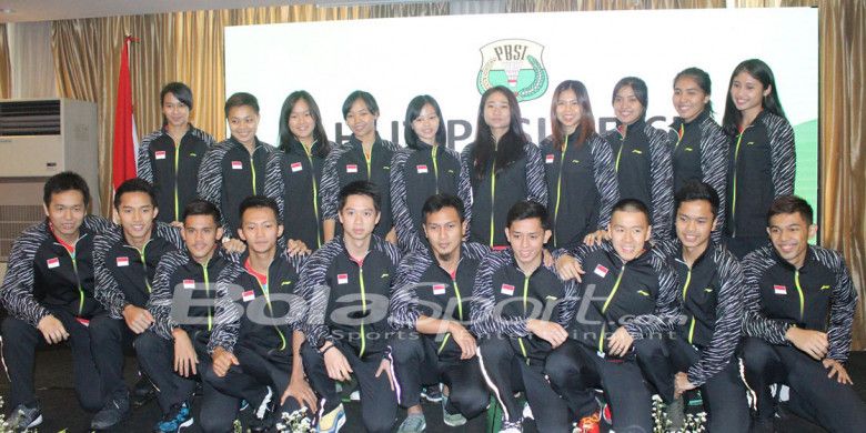 Tim putra (bawah) dan tim putri Indonesia untuk Piala Thomas-Uber 2018 berpose di sela acara perayaan HUT PP PBSI ke-67 di Hotel Atlet Century, Senayan, Jakarta, Selasa (8/5/2018).