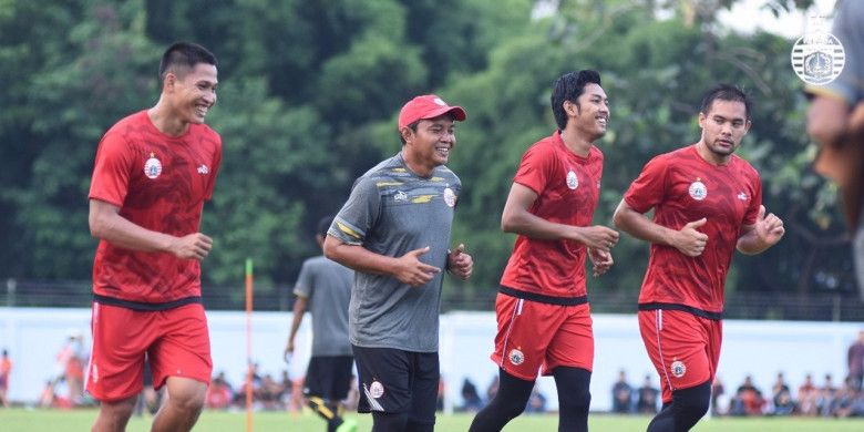 Pelatih kiper Persija Ahmad Fauzi (dua dari kiri) dan tiga kiper yakni Daryono (kiri), Rizky Darmawan (tiga dari kiri), dan Andritany Ardhiyasa (paling kanan).