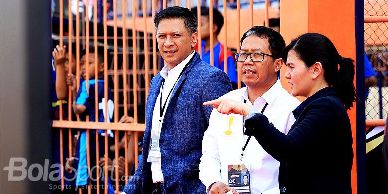 (Kiri-kanan) Organizing Committe Piala Indonesia, Iwan Budianto , Plt Ketua Umum PSSI, Joko Driyono, dan Sekjen PSSI, Ratu Tisha Destria, menyaksikan laga pembuka Piala Indonesia 2018 antara Persibo Bojonegoro melawan Madura United di Stadion Letjen. H. Soedirman, Selasa (8/5/2018).