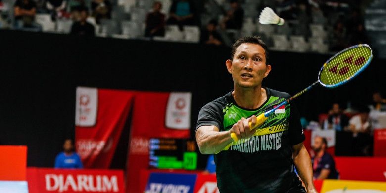 Pebulu tangkis tunggal putra Indonesia, Sony Dwi Kuncoro, mengembalikan shuttlecock yang dilepas lawannya, Ng Ka Long Angus (Hong Kong), pada laga babak kesatu turnamen Indonesia Masters 2018.
