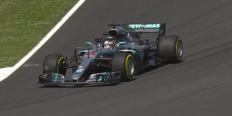 Pebalap Mercedes, Lewis Hamilton melaju bersama mobilnya dan jadi yang tercepat saat melakoni sesi latihan bebas kedua (Free Practice 2/FP2) GP Spanyol 2018 di Sirkuit Catalunya pada Jumat (11/5/2018).
